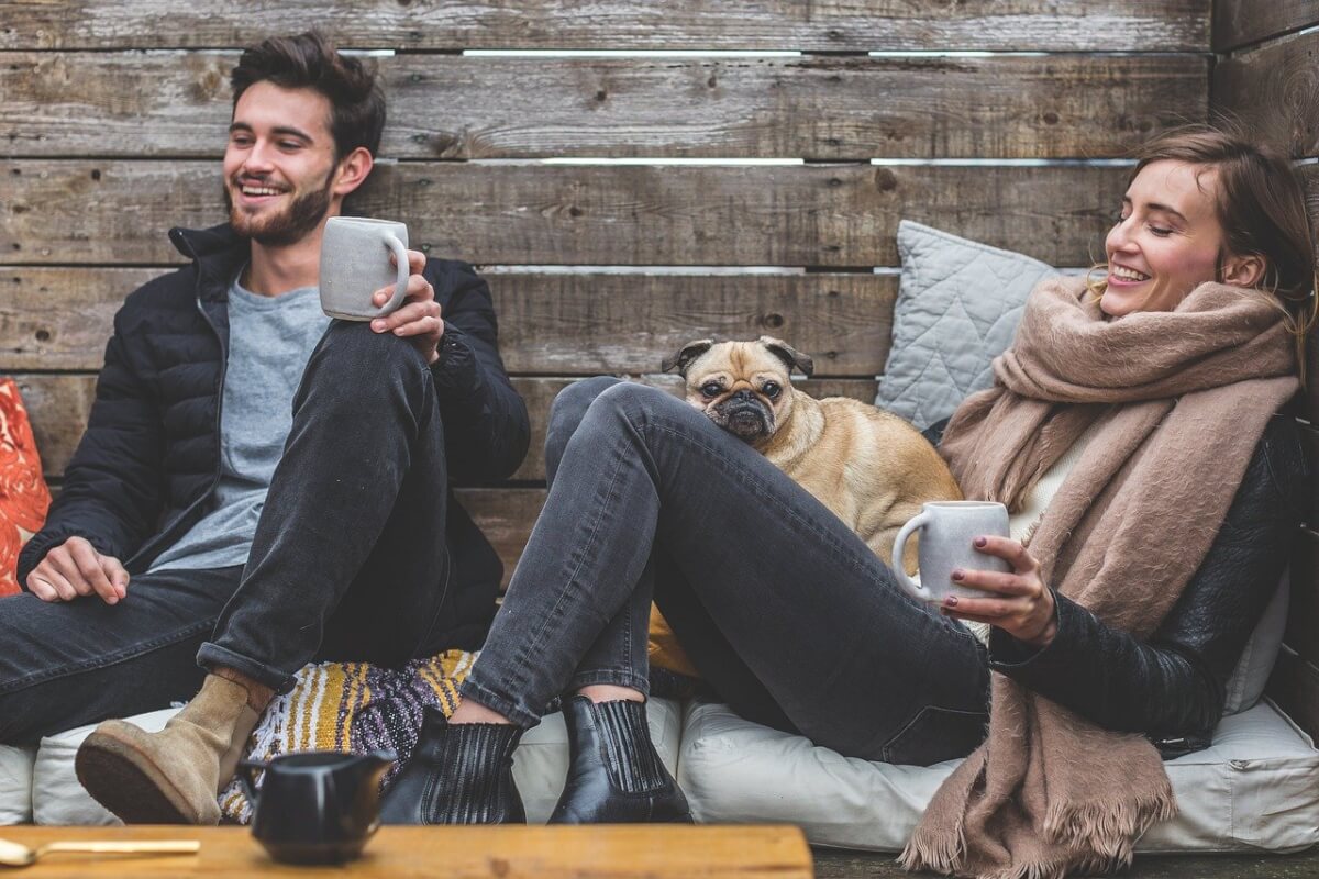 jeune couple avec chien